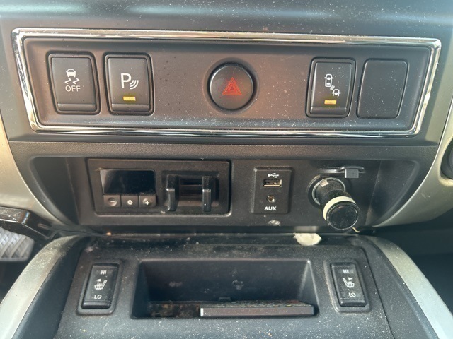 2017 Nissan Titan SV Crew Cab photo 9