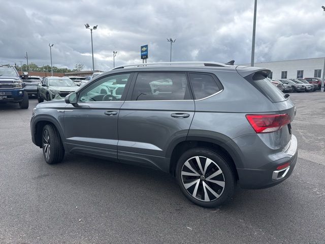 2022 Volkswagen Taos SE photo 2