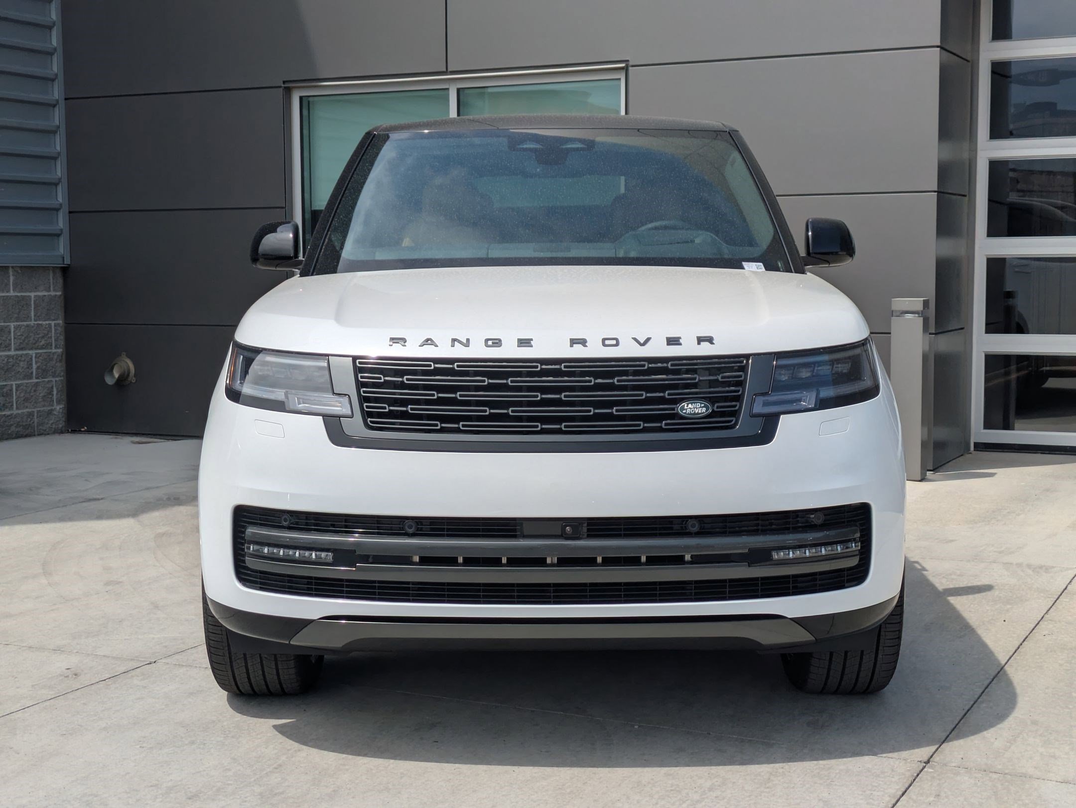 2025 Land Rover Range Rover SE photo 2