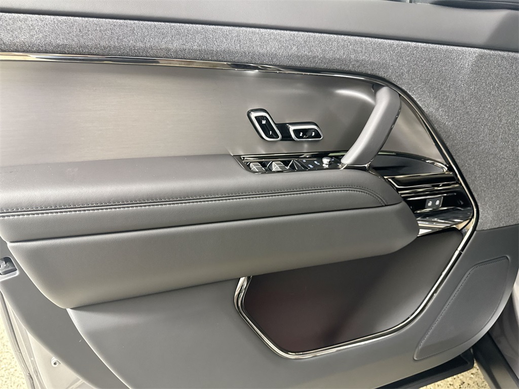2025 Land Rover Range Rover Sport SE photo 13