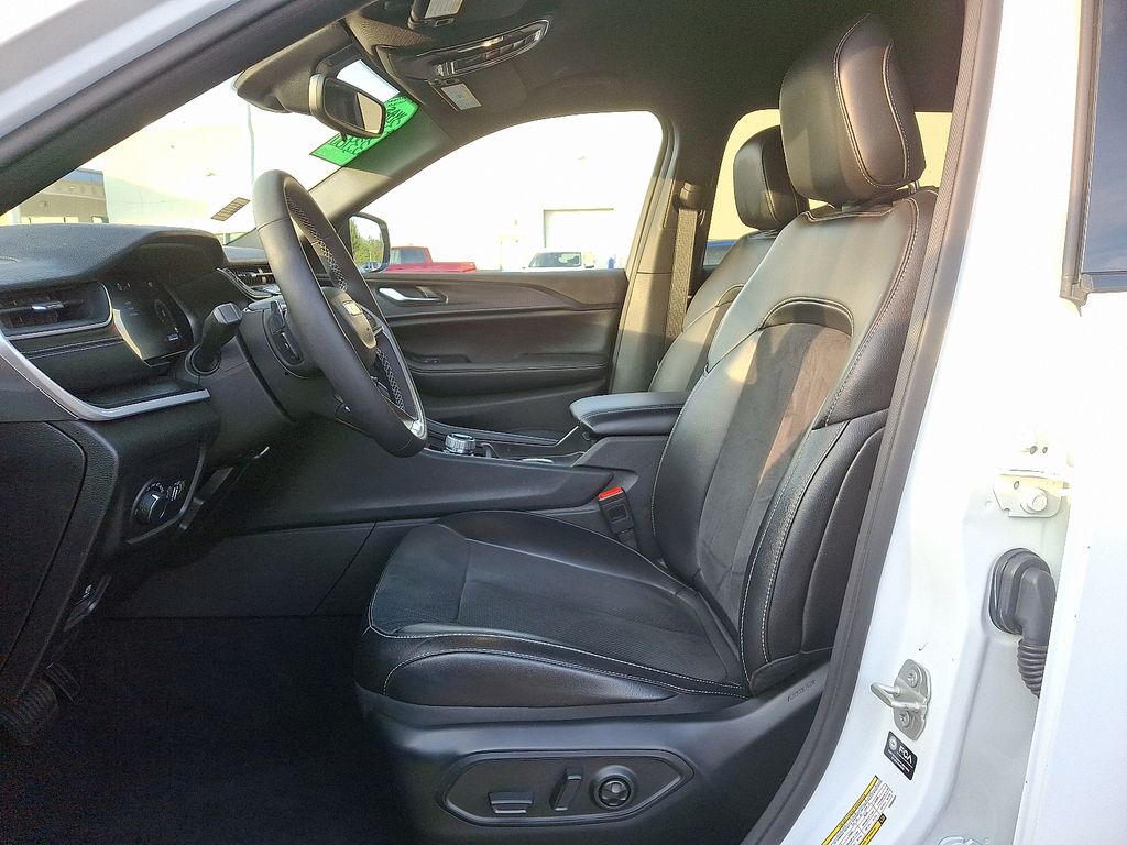 2024 Jeep Grand Cherokee Altitude photo 12