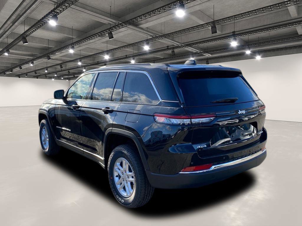 2025 Jeep Grand Cherokee Laredo photo 2