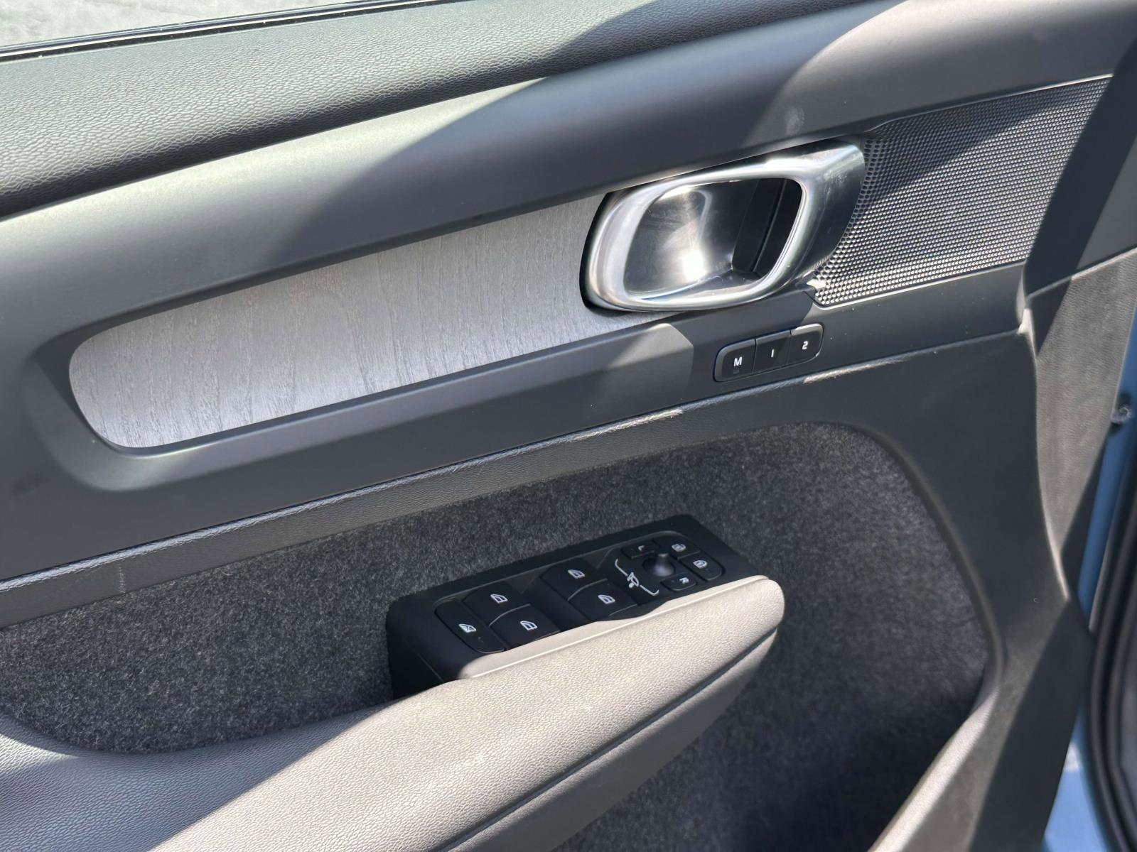 2025 Volvo XC40 Plus photo 17