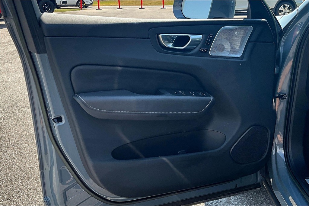 2023 Volvo XC60 B5 Ultimate photo 19