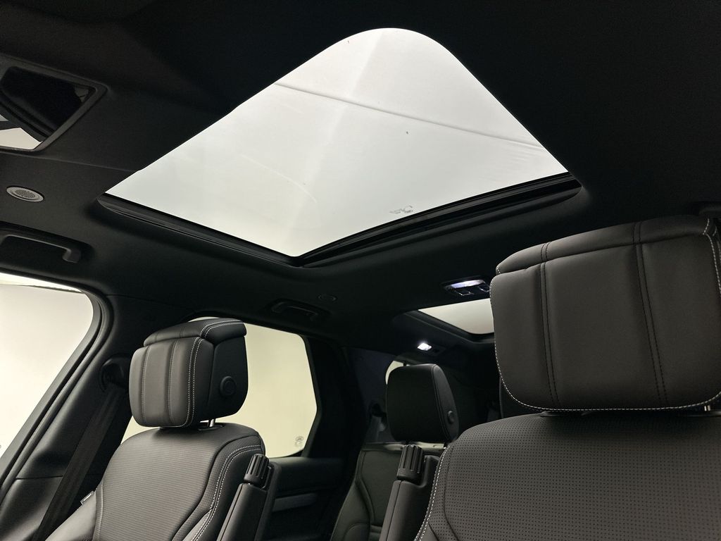 2025 Land Rover Discovery SE photo 9