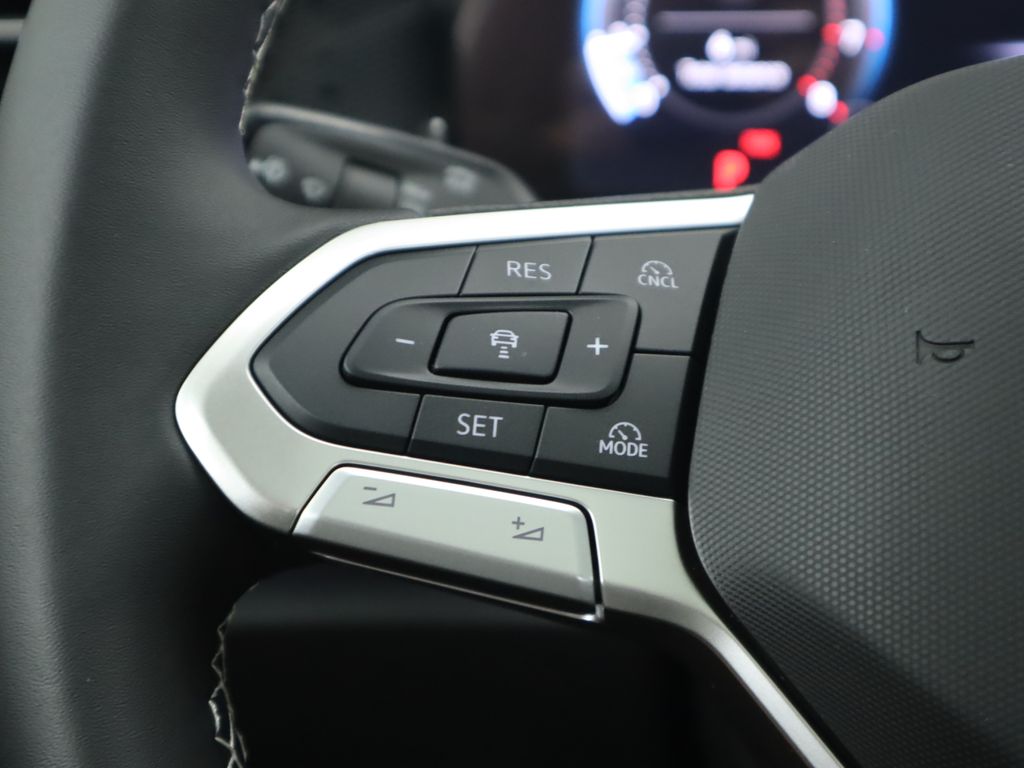 2025 Volkswagen Tiguan SE photo 11