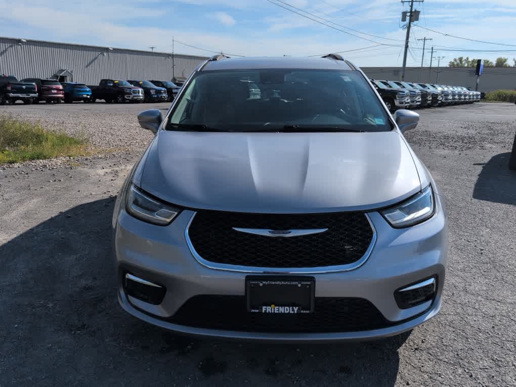 2021 Chrysler Pacifica Touring L photo 2