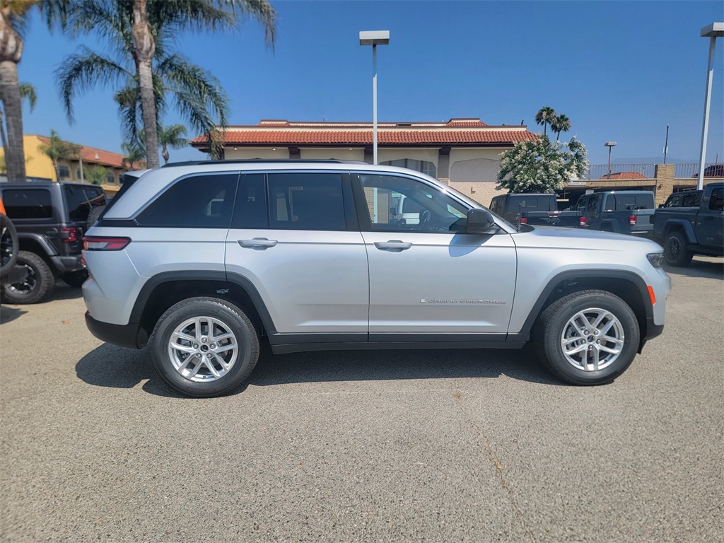 2025 Jeep Grand Cherokee Laredo Altitude photo 3