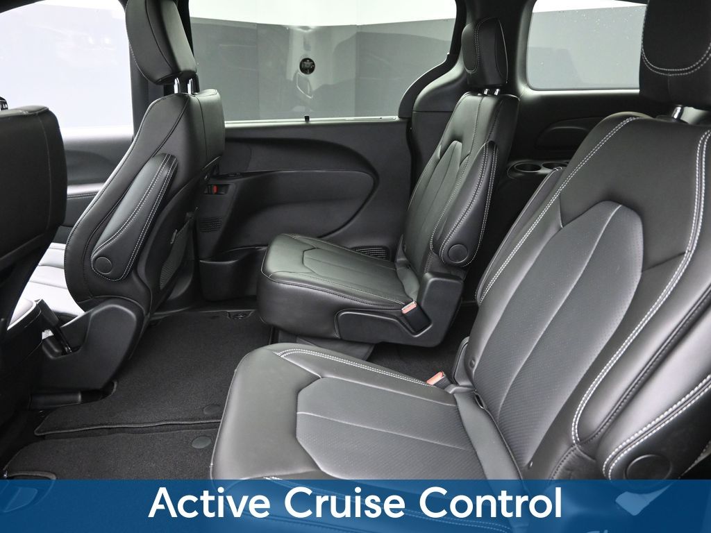 2025 Chrysler Pacifica photo 9