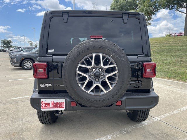 2025 Jeep Wrangler Sahara photo 4