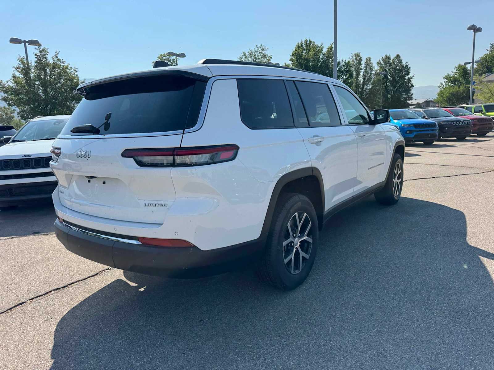 2025 Jeep Grand Cherokee Limited photo 3