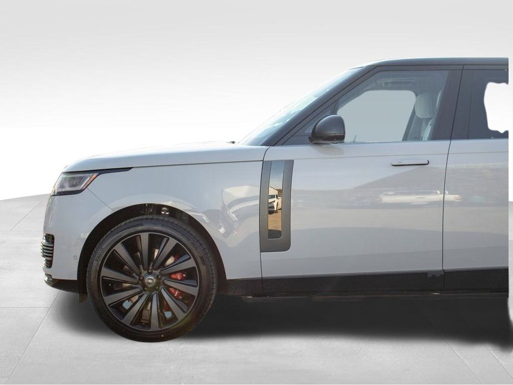 2025 Land Rover Range Rover SV photo 4