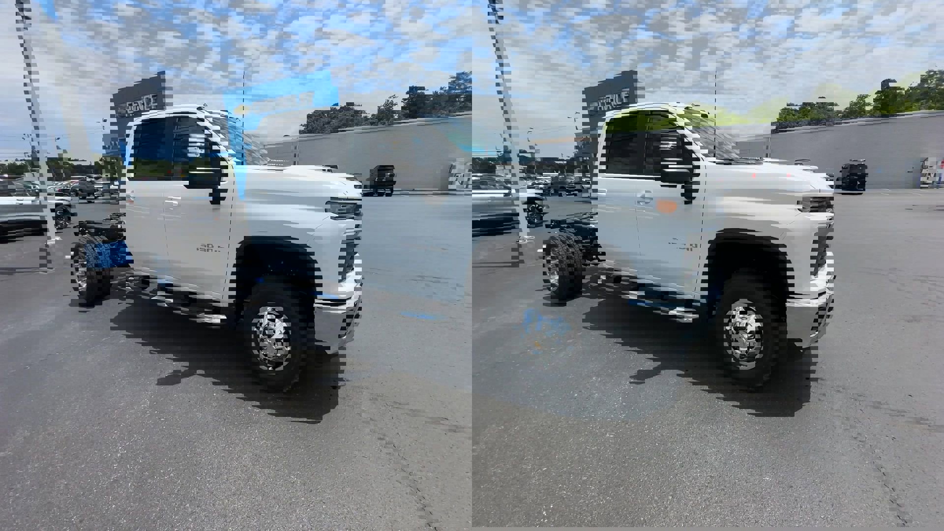 2025 Chevrolet Silverado 3500HD LT photo 2