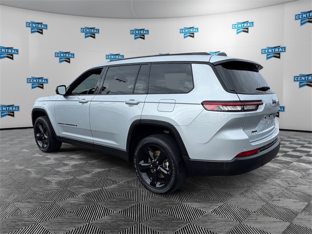 2023 Jeep Grand Cherokee Altitude photo 2
