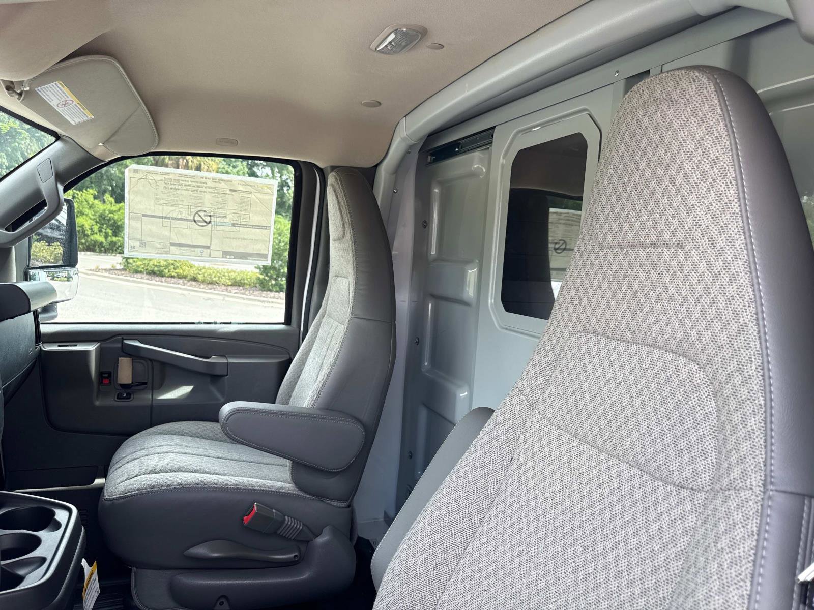 2025 Chevrolet Express Cutaway 3500 photo 16