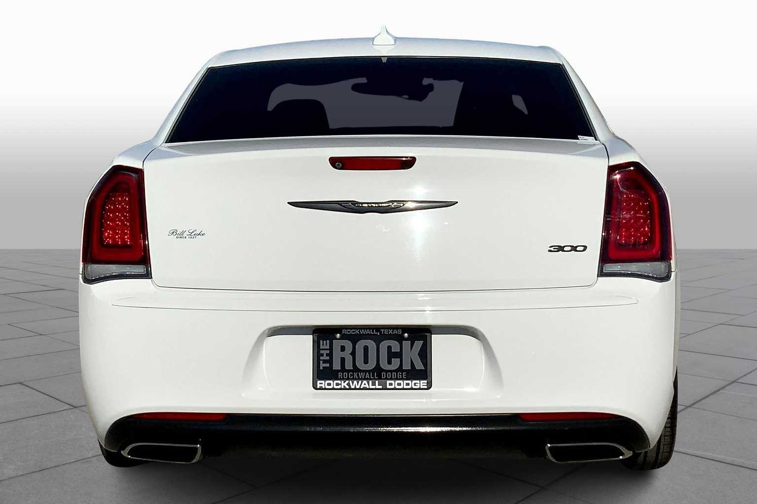 2021 Chrysler 300 Touring Limited photo 4