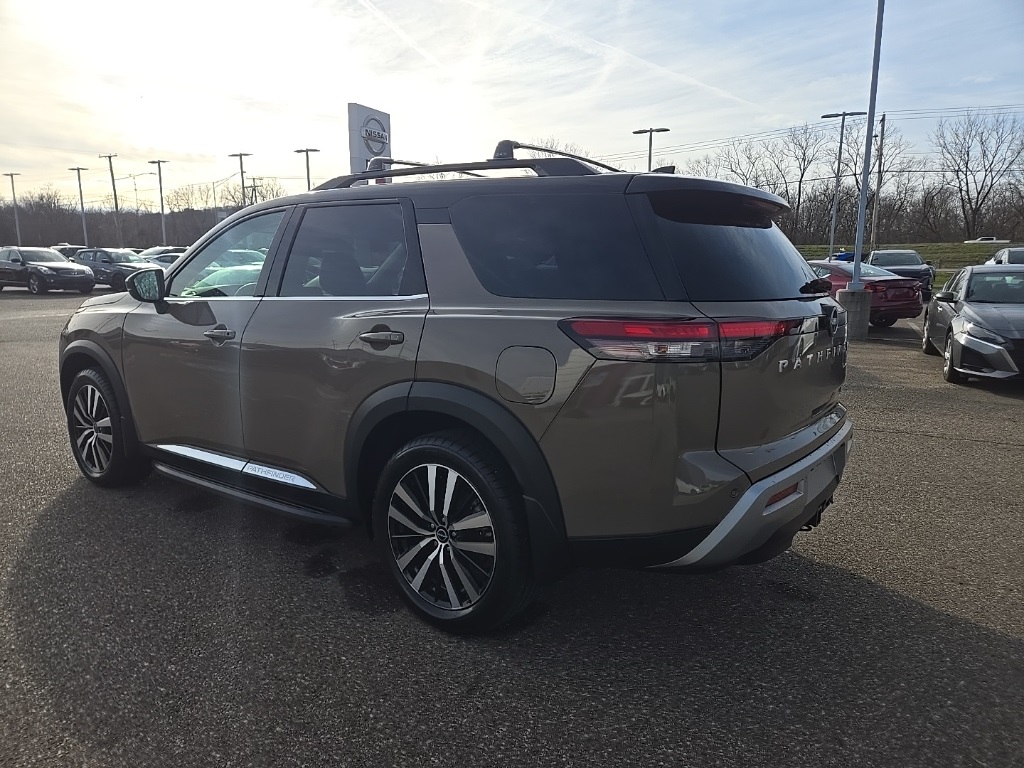 2023 Nissan Pathfinder Platinum photo 3