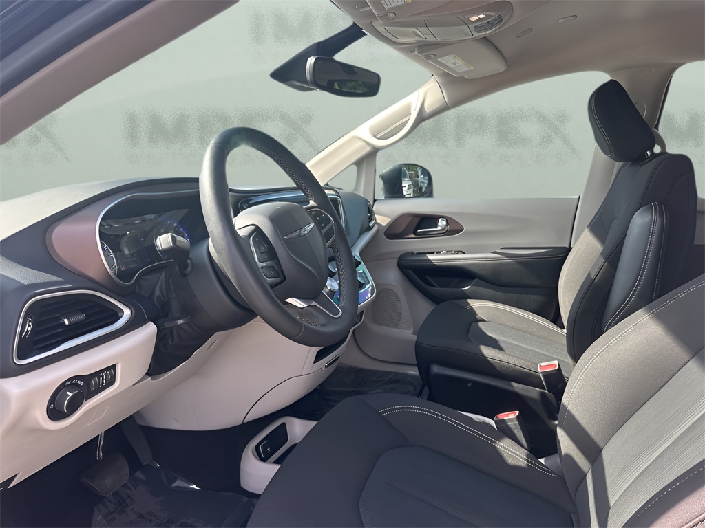 2023 Chrysler Voyager LX photo 8