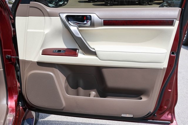 Used 2019 Red Lexus 460 Luxury image 15