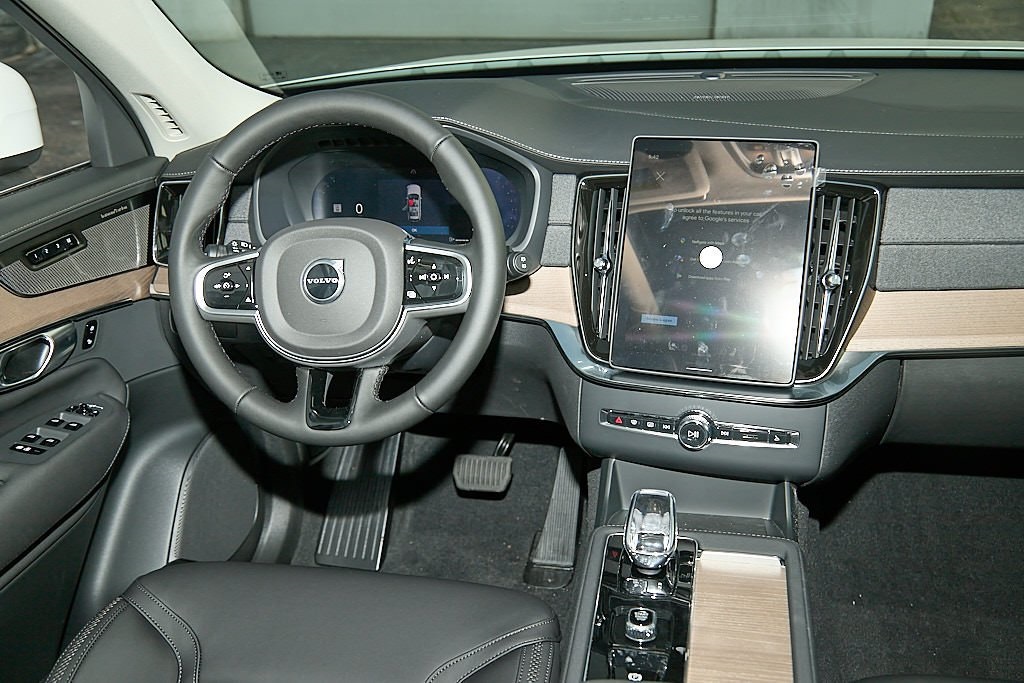 2026 VOLVO XC90 - Image 24