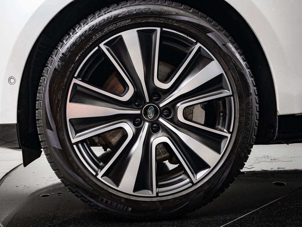 2023 Land Rover Range Rover SE photo 13