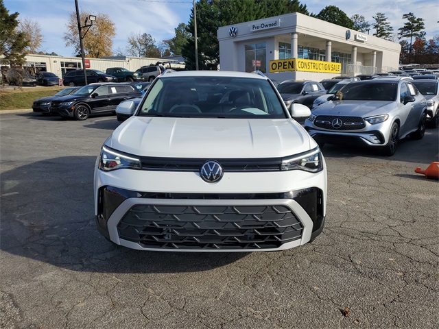 2025 Volkswagen Taos SE photo 2