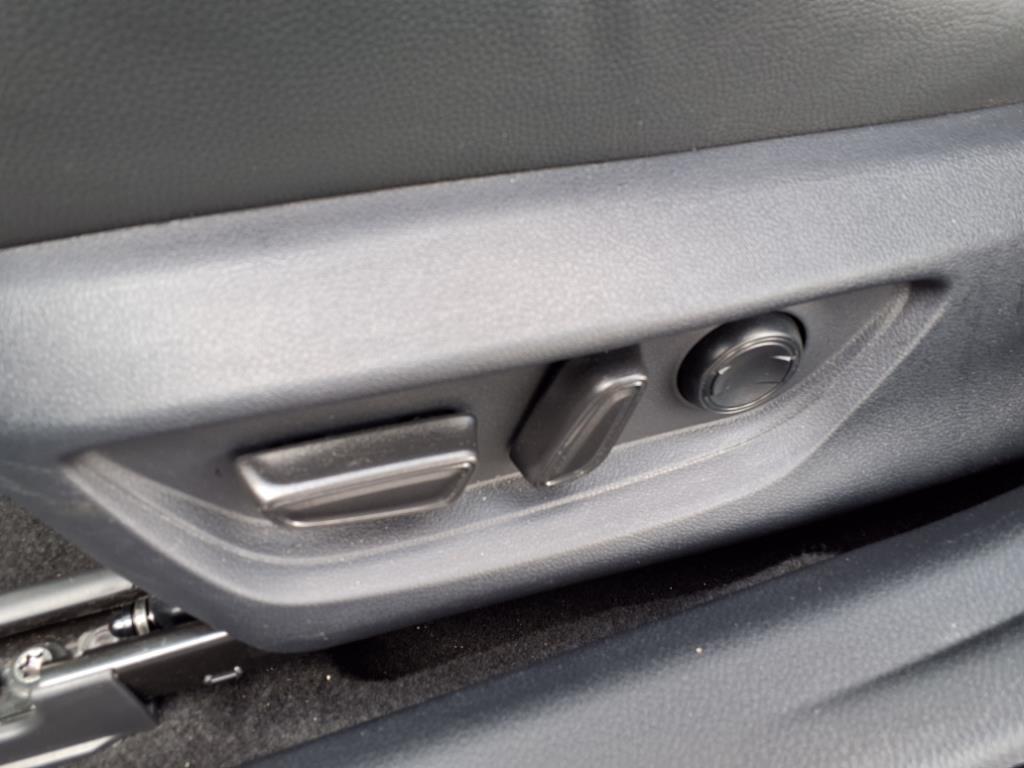 2025 Toyota Camry SE photo 14