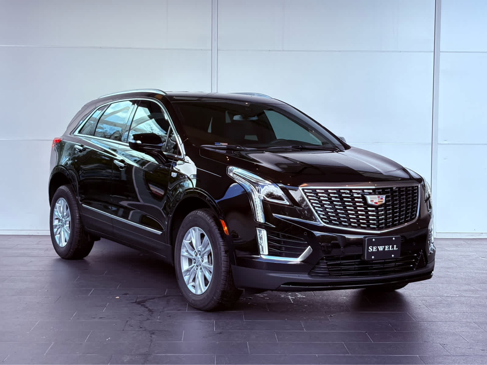 2025 Cadillac XT5 Luxury photo 2