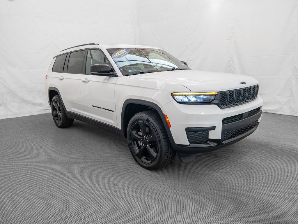 2023 Jeep Grand Cherokee Altitude photo 2