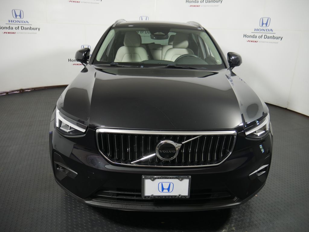 2023 Volvo XC40 Plus photo 2