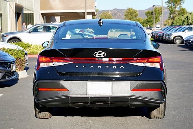 2024 Hyundai Elantra SEL photo 8