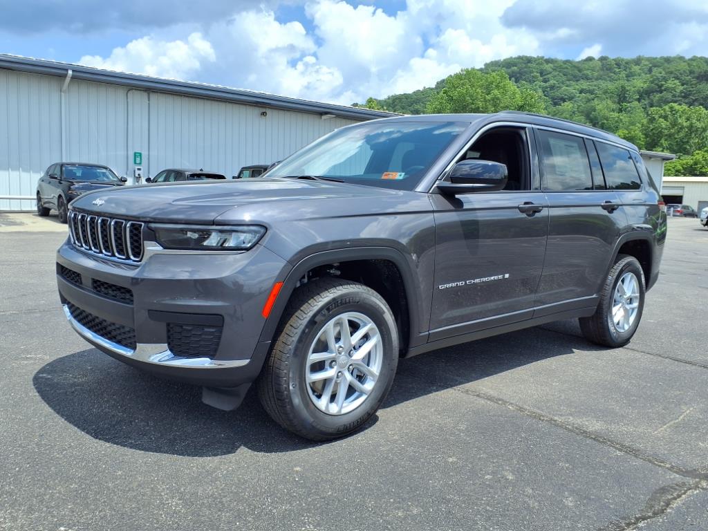2025 Jeep Grand Cherokee Laredo photo 2