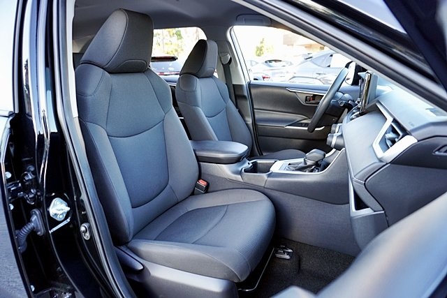 2022 Toyota RAV4 LE photo 12