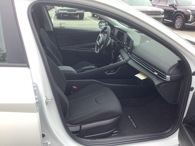 2025 Hyundai Elantra SE photo 12