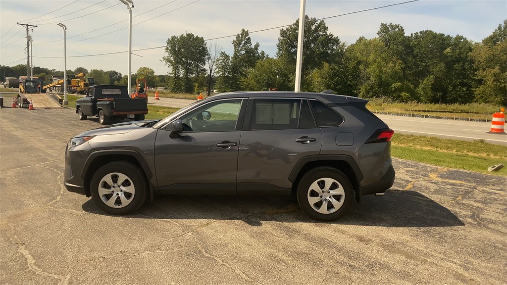 2022 Toyota RAV4 LE photo 5