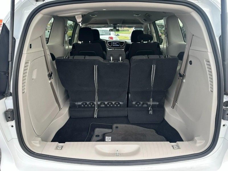 2022 Chrysler Voyager LX photo 4