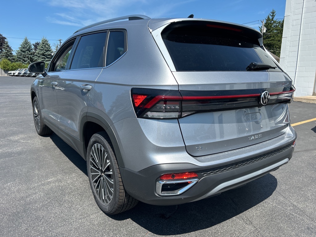 2025 Volkswagen Taos SE photo 3