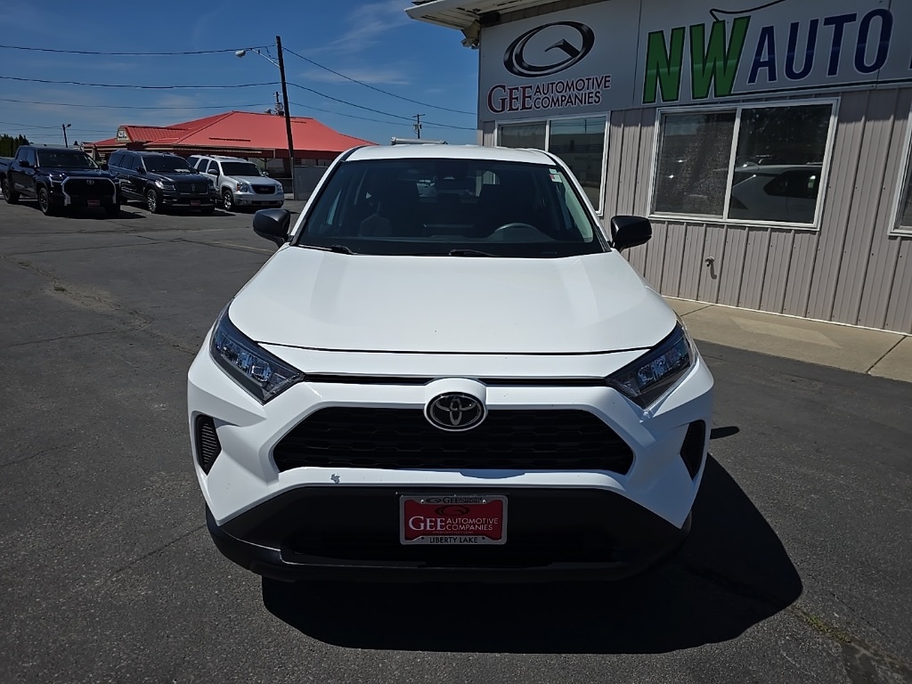 2022 Toyota RAV4 LE photo 2