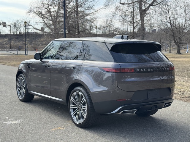 2025 Land Rover Range Rover Sport SE photo 3