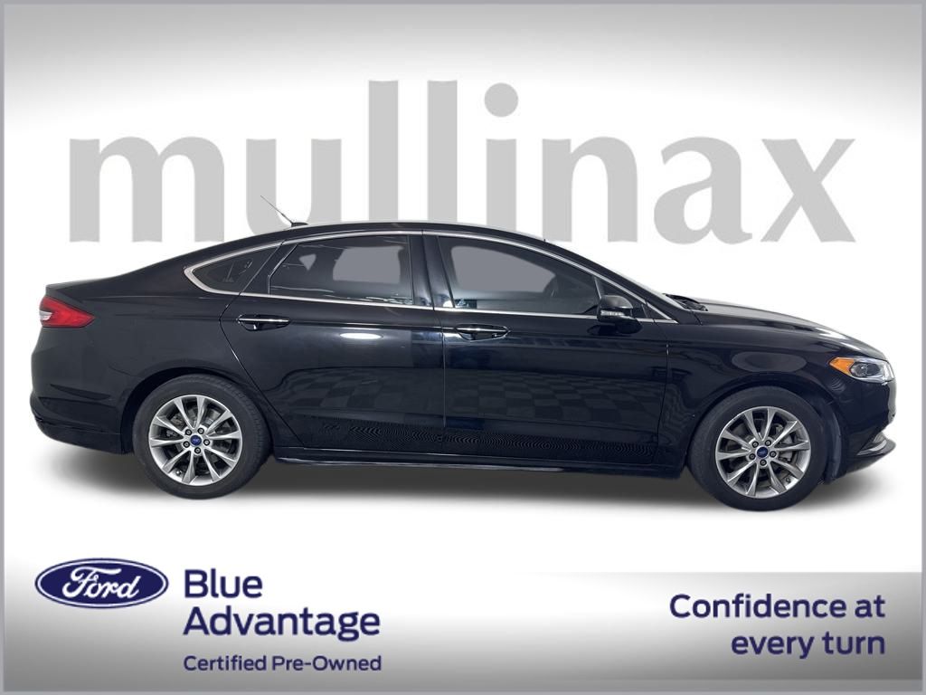 2017 Ford Fusion SE photo 2