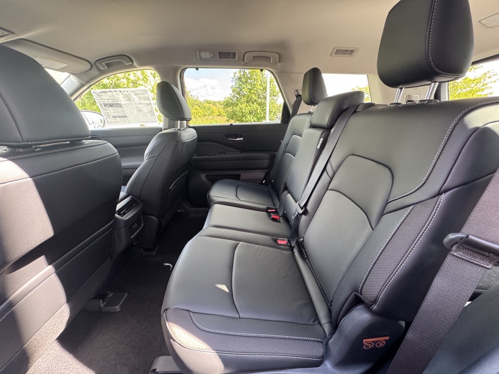 2025 Nissan Pathfinder SL photo 16