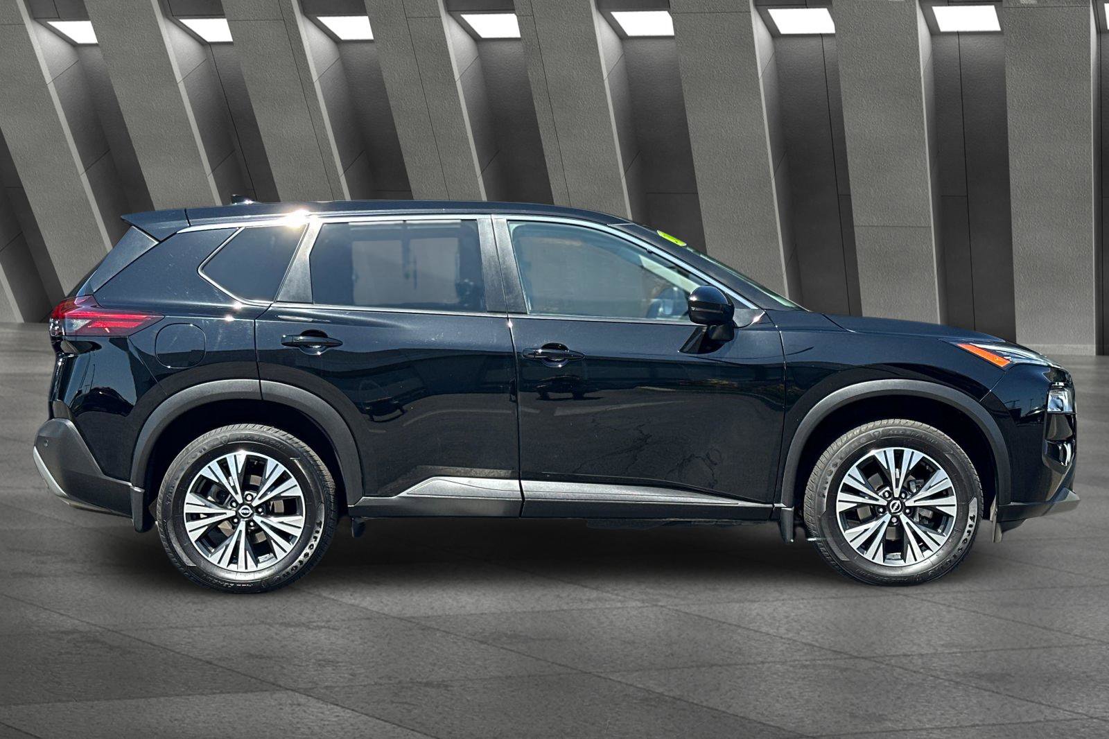 2023 Nissan Rogue SV photo 2