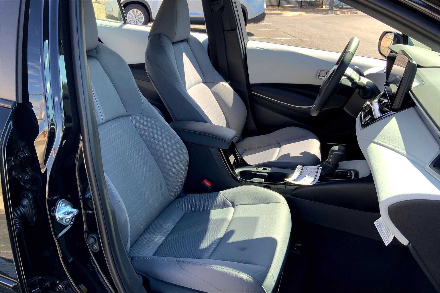 2025 Toyota Corolla SE photo 7