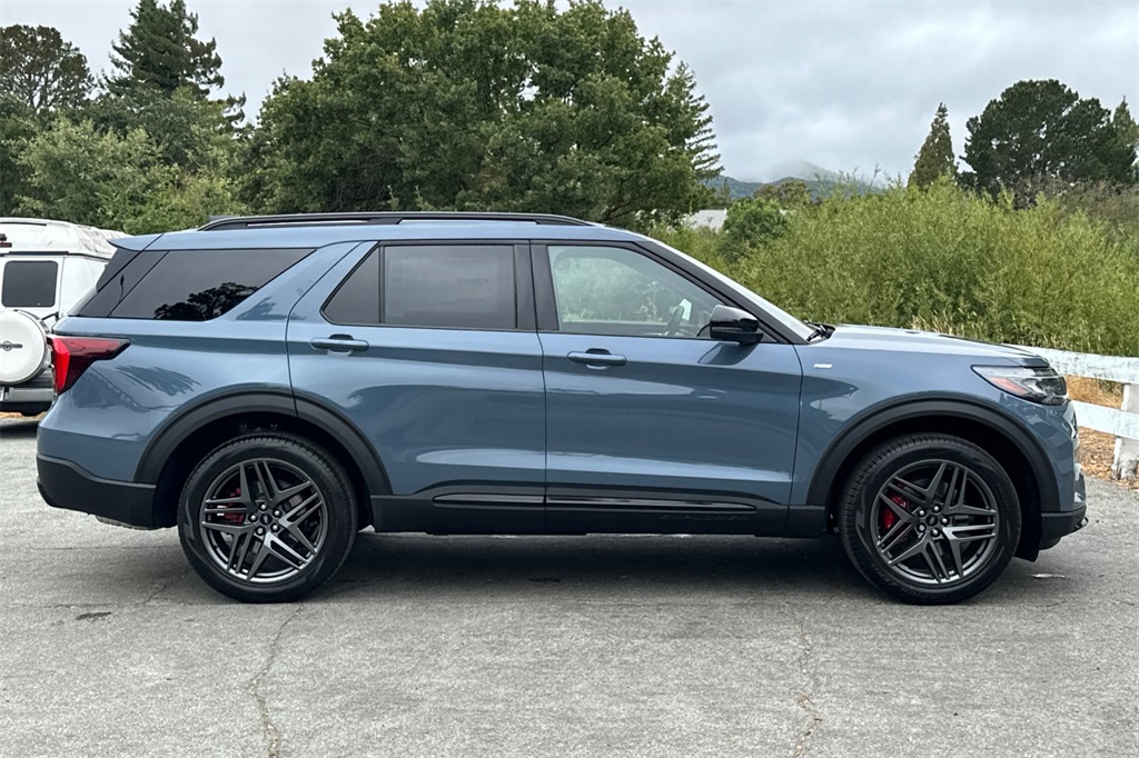 2025 Ford Explorer ST-Line photo 2