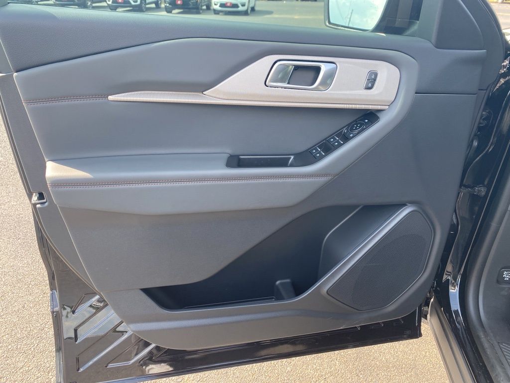 2025 Ford Explorer photo 9