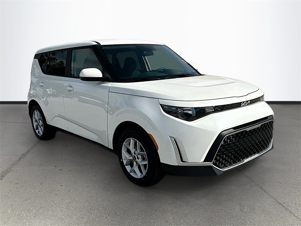 2025 Kia Soul LX's photo