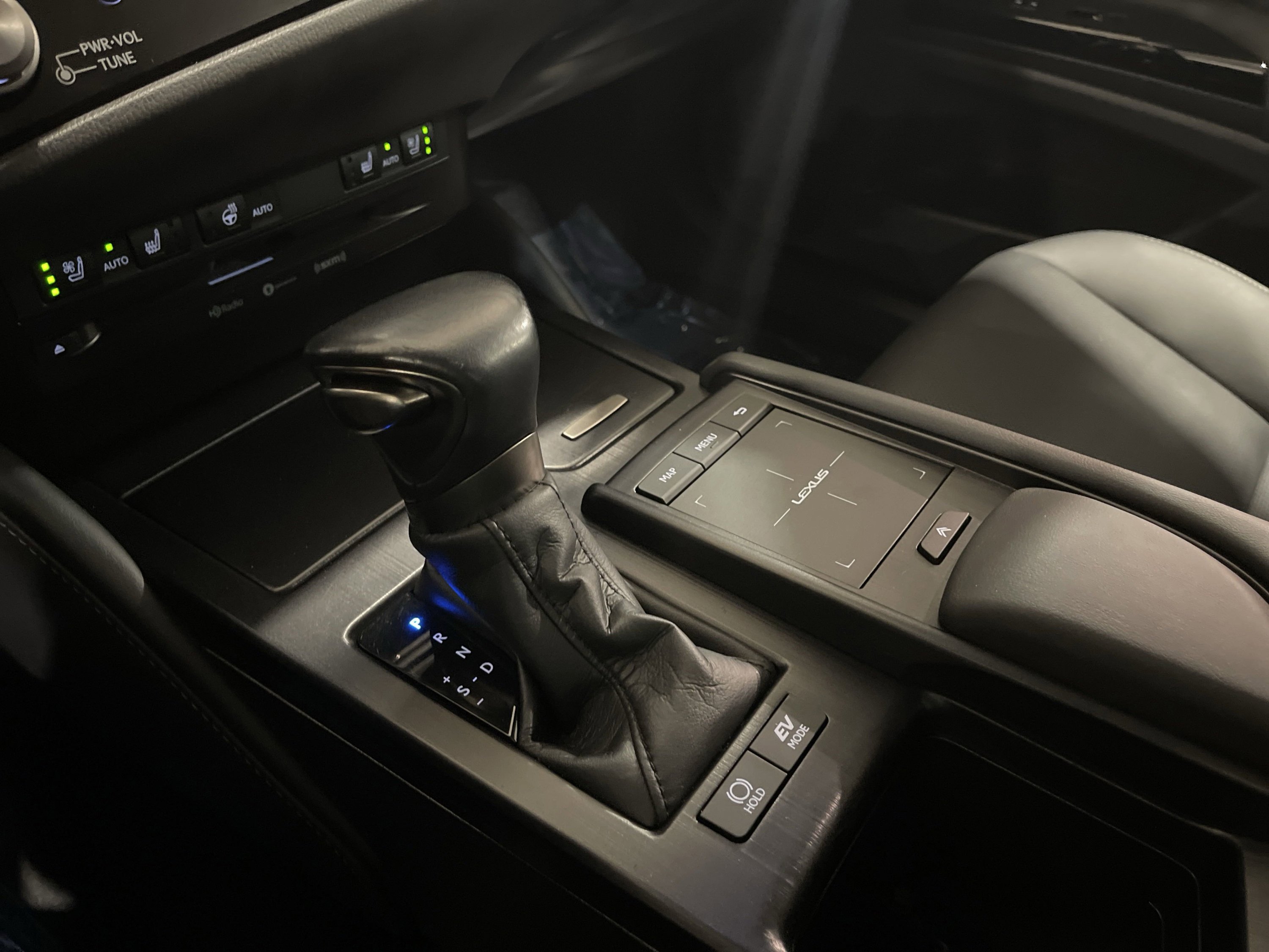 2022 Lexus ES 300h photo 18
