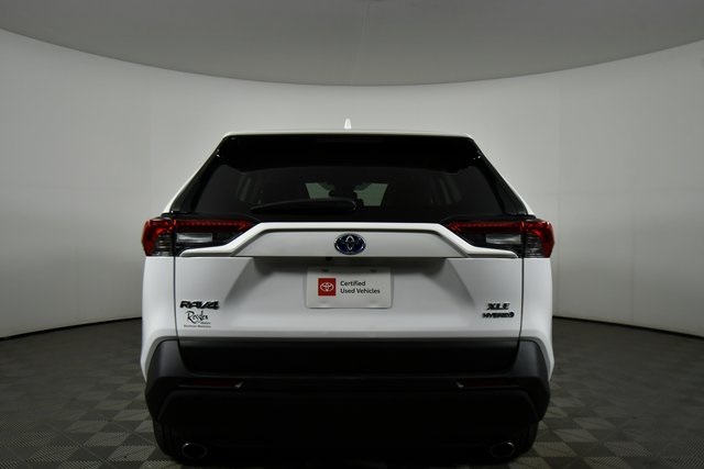 2022 Toyota RAV4 Hybrid XLE photo 11