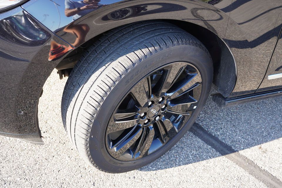 2024 Lincoln Navigator Reserve Luxury Monochromatic photo 13