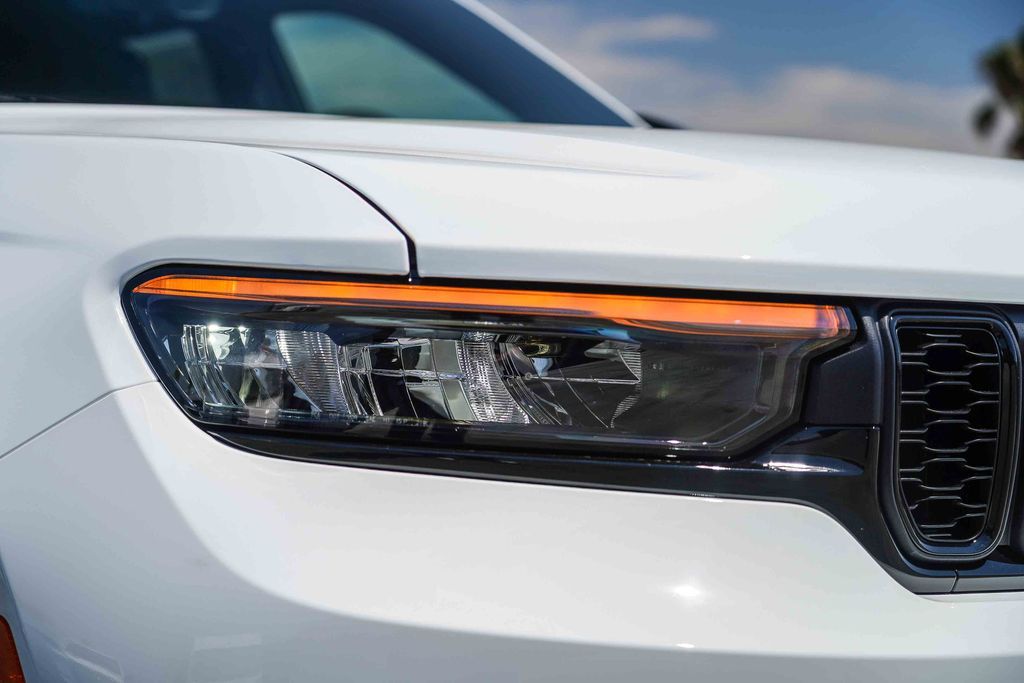2025 Jeep Grand Cherokee Laredo Altitude photo 3